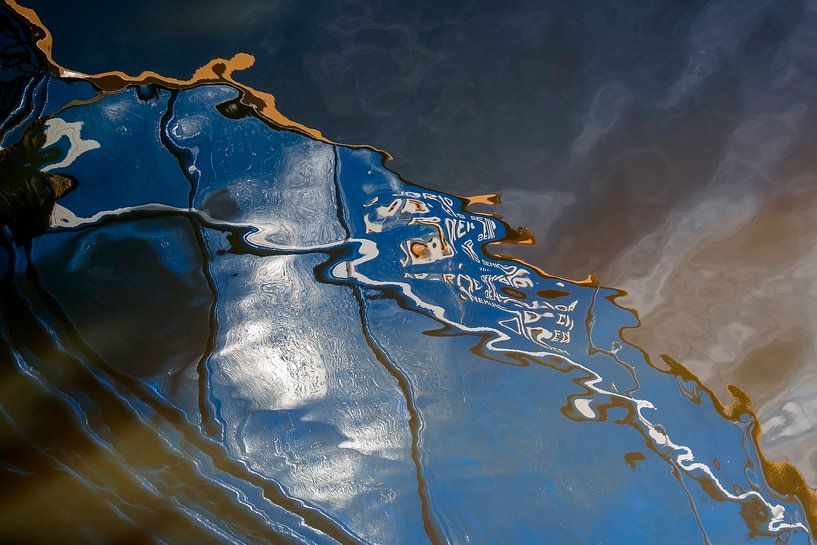 Serie Weerspiegeling in het blauwe water 1 van Alice Berkien-van Mil