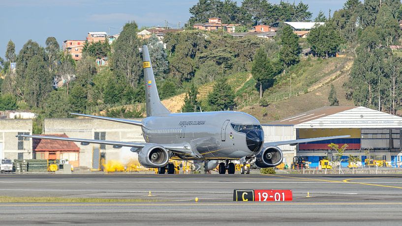 Fuerza Aerea Colombiana Boeing 737-400. by Jaap van den Berg