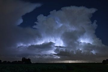 Gewitterwolke durch Blitze beleuchtet von Menno van der Haven