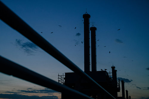 Silence industriel dans le bleu du soir