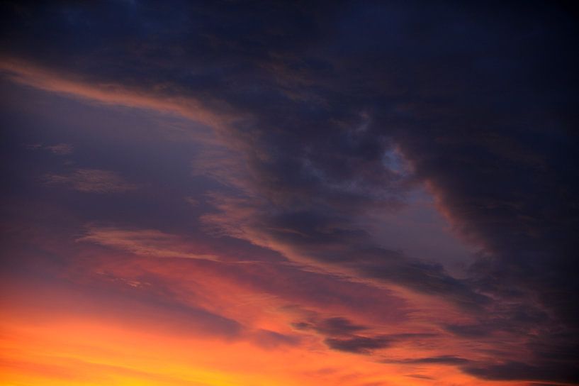 Dramatische lucht na zonsondergang, foto 1 van Merijn van der Vliet