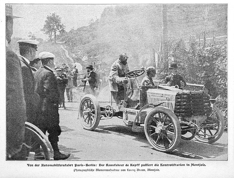 Course automobile entre Paris et Berlin ; vieille photo de 1901 par Atelier Liesjes