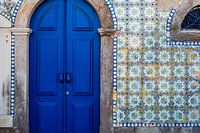 Porte de carreaux de mosaïque bleue à Tavira, Portugal