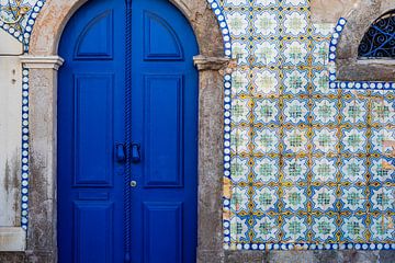 Blauwe mozaiek tegels deur in Tavira, Portugal van Bart Hageman Photography