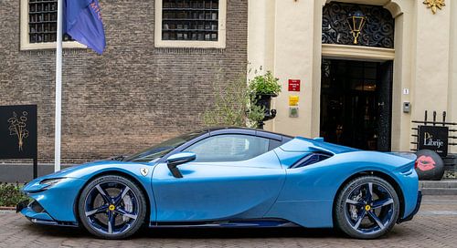 Ferrari SF90 sportwagen in lichtblauw zijaanzicht