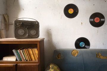 Musikzimmer – LP an der Wand. von Roman Robroek – Fotos verlassener Gebäude
