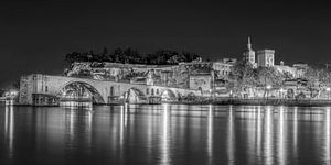 Avignon am Abend in schwarz-weiß