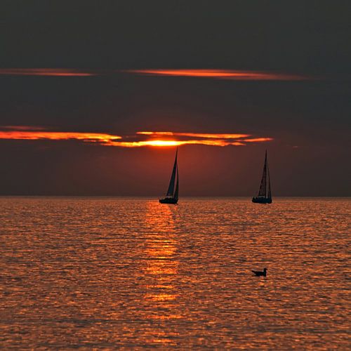 Magische zonsondergang met zeilboten 
