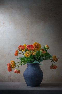 Stilleben mit Pfingstrosen und Tulpen in einer irdenen Vase von John van de Gazelle