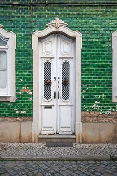 Portugese deur Olhão groen | Reisfotografie Portugal van Sanne Overeijnder