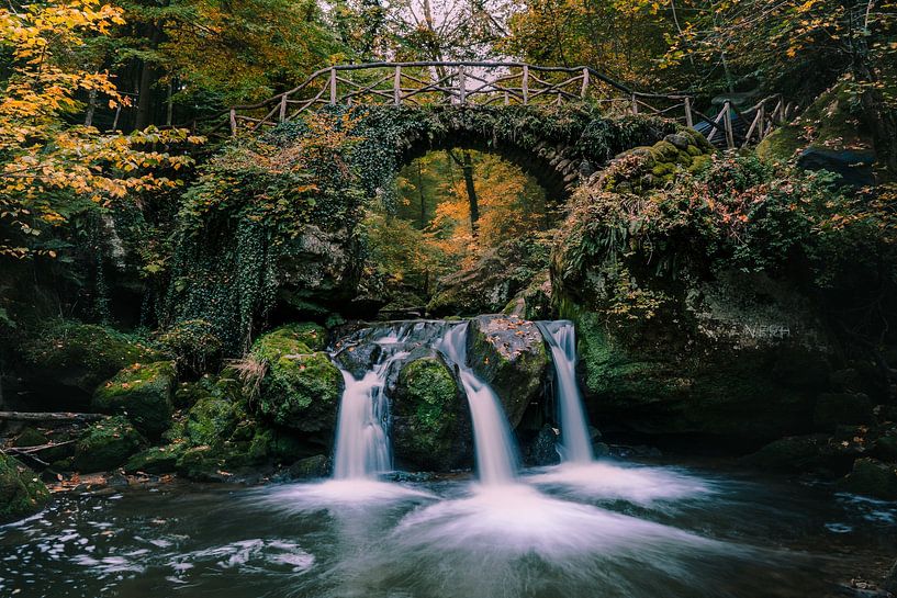 Cascade de Schiessentümpel dans les lueurs de l'automne par Yorick De Wilde
