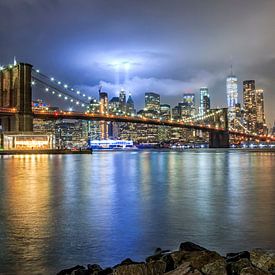 9/11 Tribute in light Brooklyn Bridge van Natascha Velzel