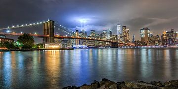 9/11 Tribute in light Brooklyn Bridge van Natascha Velzel