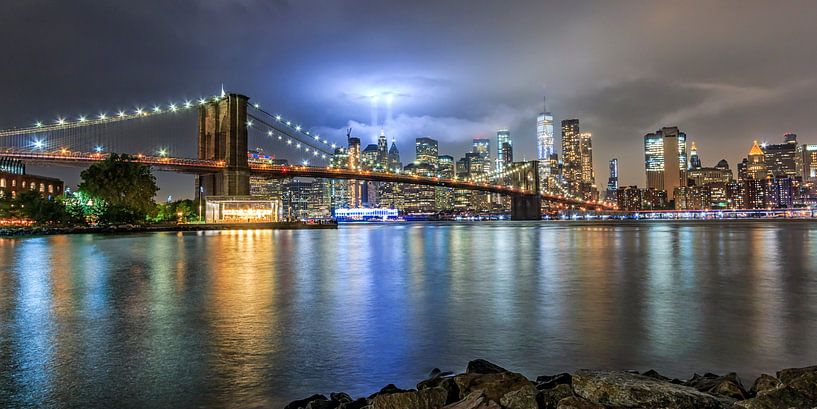 9/11 Ehrung in leichter Brooklyn-Brücke von Natascha Velzel