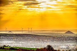 Ein Blick auf die Stadt Sangerhausen im Nebel von Andreas Völkel