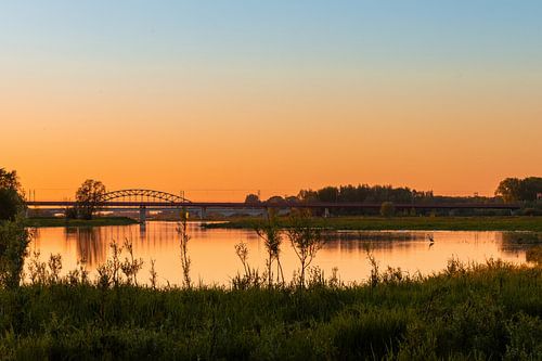 De IJsselbrug en spoorbrug van Zwolle bij ondergaande zon.