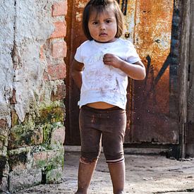 Meisje bij bruin-oranje poort, Bolivia van Monique Tekstra-van Lochem