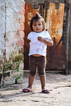 Meisje bij bruin-oranje poort, Bolivia