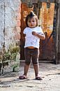 Meisje bij bruin-oranje poort, Bolivia van Monique Tekstra-van Lochem thumbnail