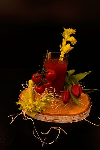 Tomato wodka cocktail met selderij en trostomaten.