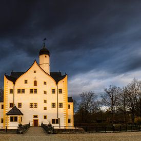 De sombres nuages au-dessus du château d'eau de Klaffenbach sur Daniela Beyer