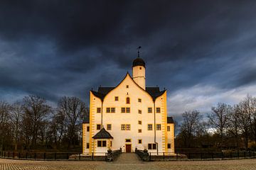 Dunkle Wolken über dem Wasserschloss Klaffenbach