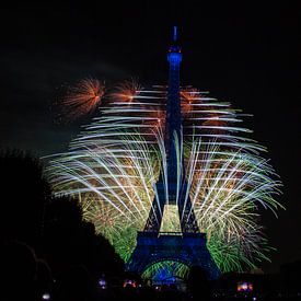 Vuurwerk op Bastille Day in Parijs. von Angelo de Bruin