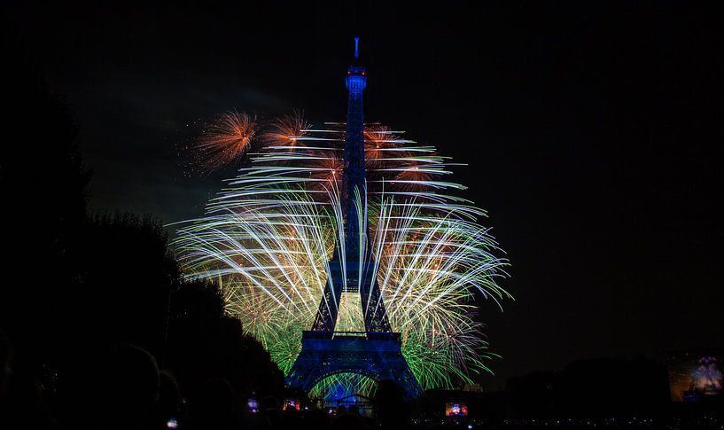 Vuurwerk op Bastille Day in Parijs. by Angelo de Bruin