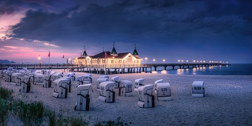 Strand en pier van Ahlbeck in de avond.