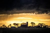 Landschap met kerk van Allingawier, Friesland, Nederland.