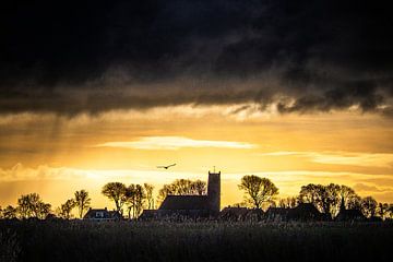 Landschap met kerk van Allingawier, Friesland, Nederland. van Jaap Bosma Fotografie