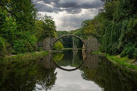 Uitzicht op de Rakotzbrücke in het Kromlauer Park