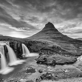 Kirkjufellsfoss waterfall by Menno Schaefer