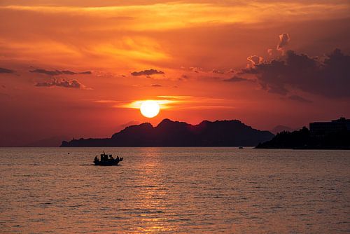 Visserboot keert terug bij zonsondergang