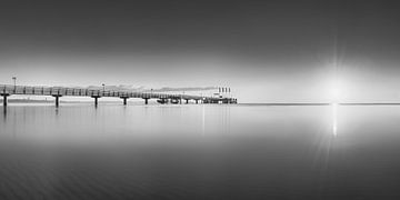 Mer Baltique estivale et vieux pont maritime de Scharbeutz en noir sur Manfred Voss, Schwarz-weiss Fotografie