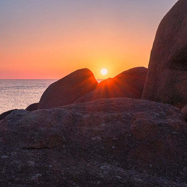 Zonsondergang bij de Côte de Granit Rose, Bretagne, Frankrijk van Henk Meijer Photography