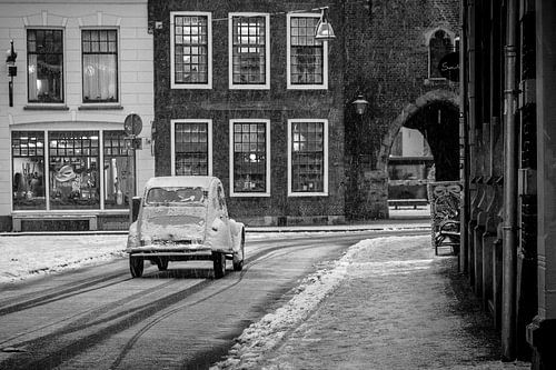 Klassieke Franse Citroën 2CV op een besneeuwde straat in de oude stad