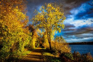 Promenade am Ufer des Baldeneysee mit Gewitterwolken Ruhrgebiet Deutschland