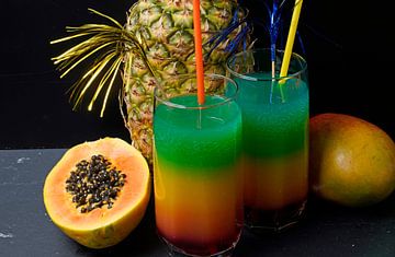 Cocktail in de kleuren van de regenboog.