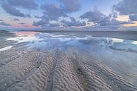 Eb op het strand van Westerschouwen op Schouwen Duivenland in Zeeland. De wolken weerspiegelen in he van Bas Meelker thumbnail