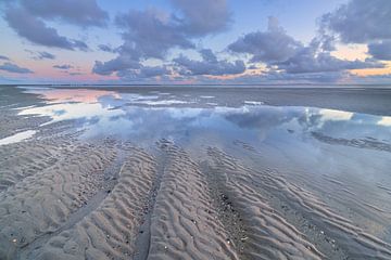Eb op het strand van Westerschouwen op Schouwen Duivenland in Zeeland. De wolken weerspiegelen in he van Bas Meelker