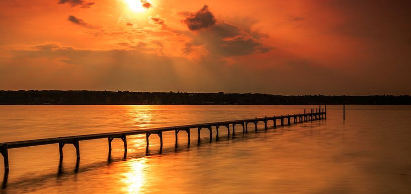 Langer Steg im Sonnenuntergang von Frank Herrmann