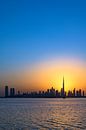 Warme zonsondergang met de skyline van Dubai van Dirk Verwoerd thumbnail