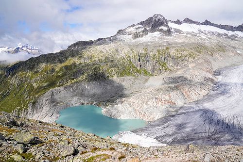 Zomers berglandschap in Zwitserland met groene alpenweiden en markante bergtoppen.