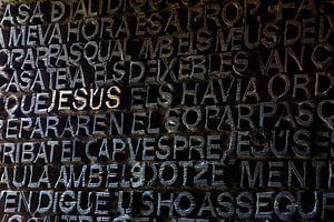 Tür der Sagrada Familia in Barcelona mit JESUS in goldenen Buchstaben. von Gert van Santen