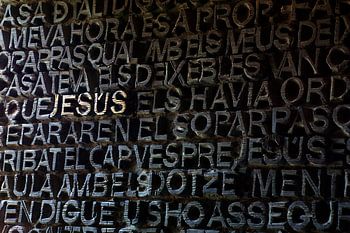 Tür der Sagrada Familia in Barcelona mit JESUS in goldenen Buchstaben.