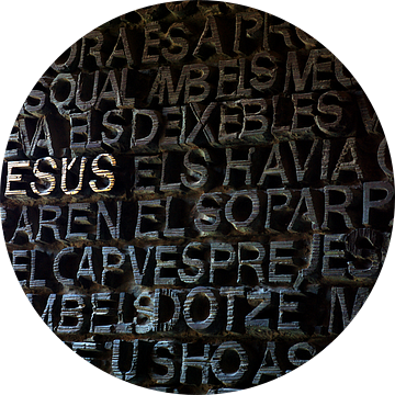 Deur van Sagrada Familia in Barcelona met JESUS in gouden letters. van Gert van Santen