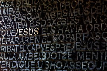 Deur van Sagrada Familia in Barcelona met JESUS in gouden letters.