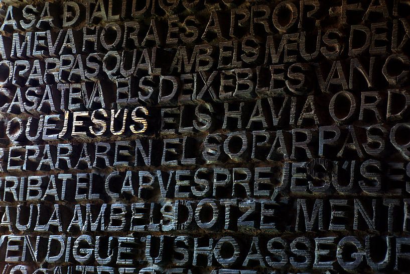 Deur van Sagrada Familia in Barcelona met JESUS in gouden letters. van Gert van Santen