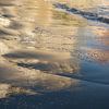 Reflexionen im nassen Sand und sanfte Wellen 2 von Adriana Mueller
